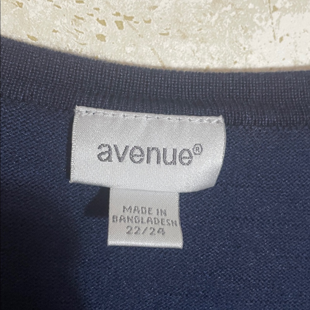 Avenue Navy & Red Asymmetrical Hem Long Sleeve Knit Sweater Size 22/24 - Picture 2 of 6